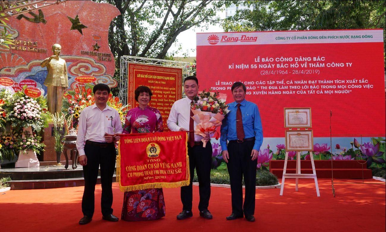 Công đoàn công ty Rạng Đông nhận bằng khen của Tổng liên đoàn lao động